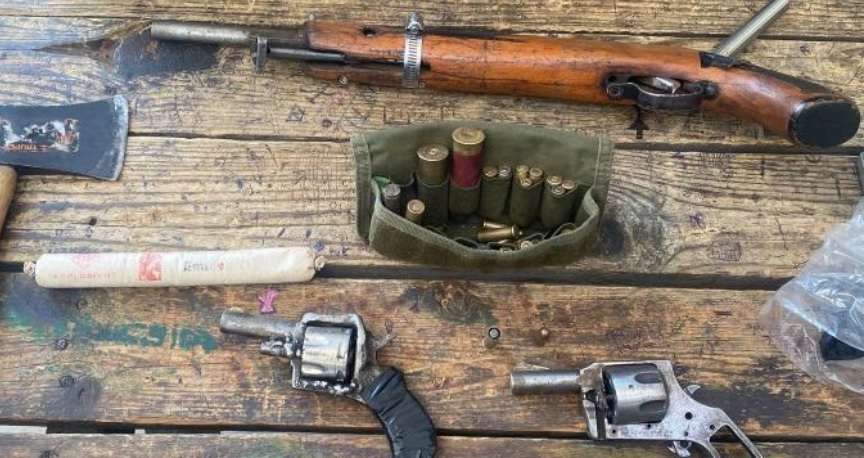 Logra policía captura de tres hombres con armas cartuchos y explosivos