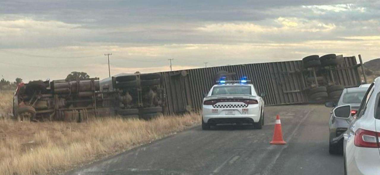 Aparatosa volcadura de tráiler en la carretera Chihuahua Juárez causa