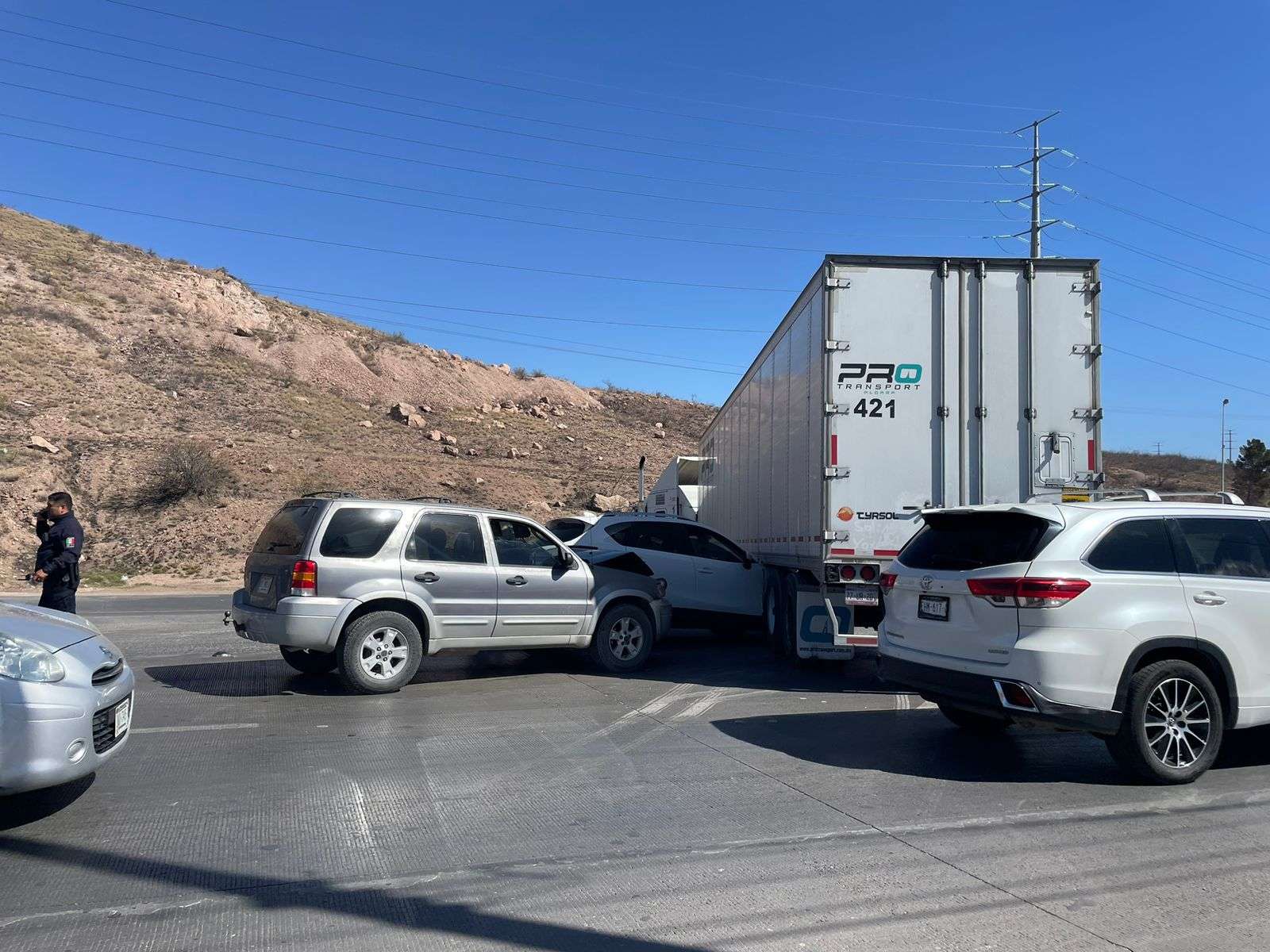 Provoca caos vial choque entre tráiler y 2 autos en carretera a Aldama La Estación de NCG