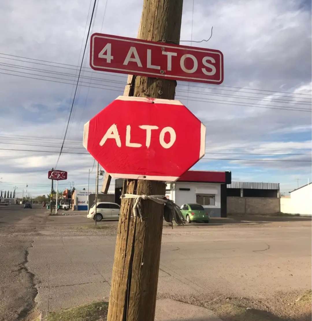 Coloca ciudadana señalamiento vial para prevenir accidentes 