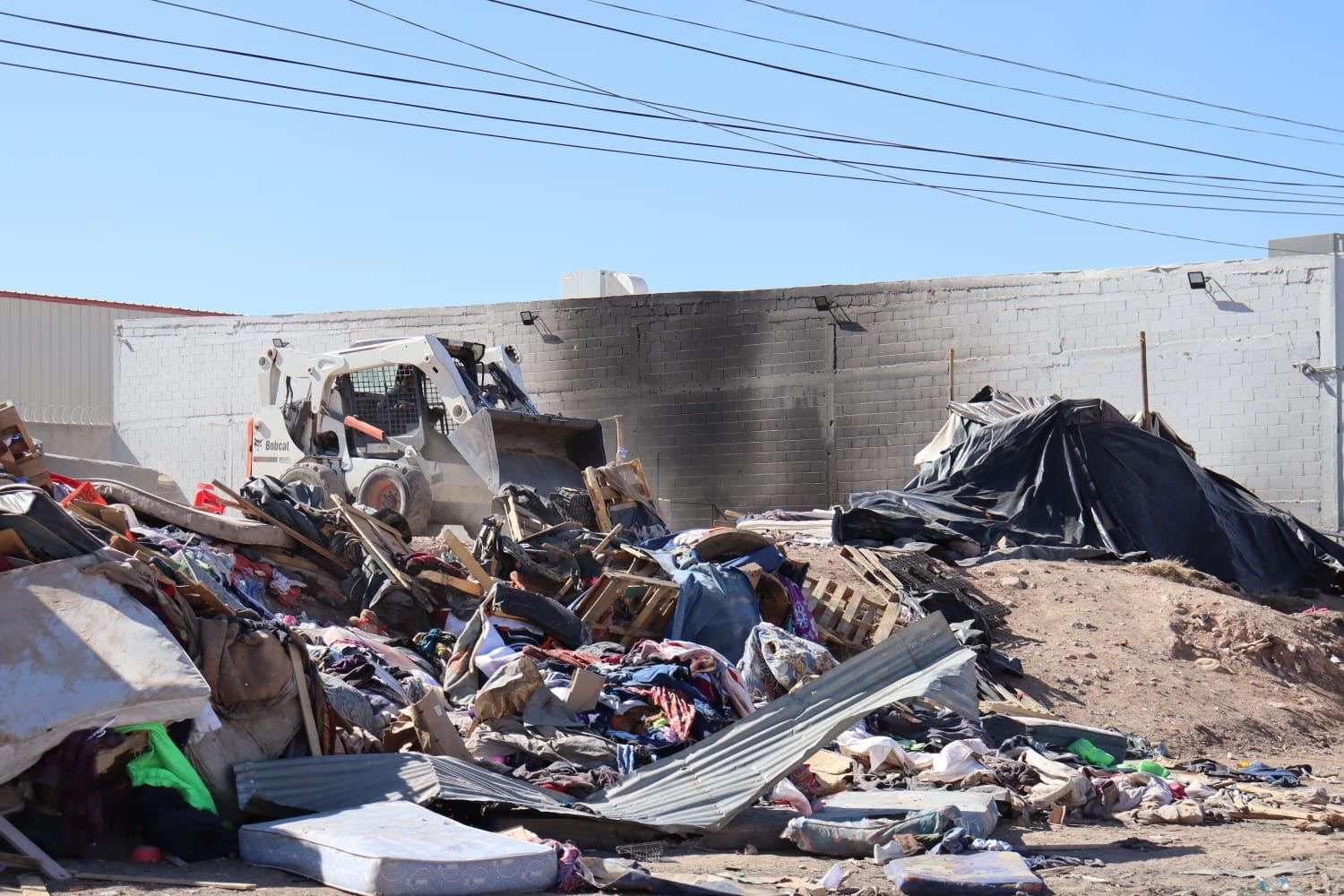 Levantan 40 toneladas de basura de campamento migrante